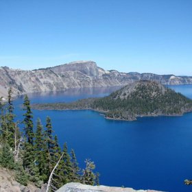 2. Kráterové jezero (Oregon, Spojené státy americké). Jedno z nejkrásnějších jezer Ameriky, které nabízí ideální podmínky pro potápění.