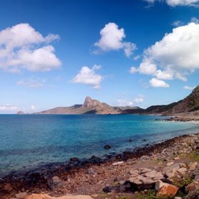 3. Côn Sơn Island (Vietnam). Jediný obydlený ostrov v souostroví Côn Đảo. Nejhezčí voda je prý v laguně Dam Tre Bay.