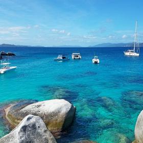 4. The Baths (Britské Panenské ostrovy). Světoznámá pláž s tyrkysovou vodou, ve které se báječně šnorchluje.