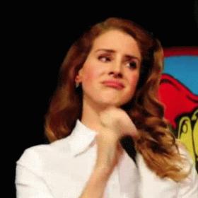 2. Žadoní, aby přítelkyně rovněž nosily podpatky a nevyčnívaly tolik.