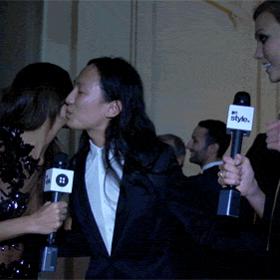 5. Neustále je bolí za krkem, protože se při pozdravech musí hrbit.