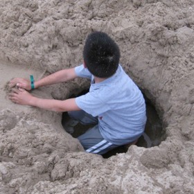 ....děti, které dělají hluboké jámy, ale už se neobtěžují je zase zaházet...