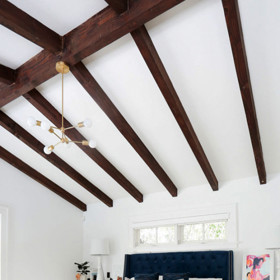 1. Přidejte texturu. Tato ložnice je perfektně strukturizovaná. Na podlaze je chlupatý marocký koberec, na posteli přehoz s bambulemi a u stropu... dřevěné trámy.