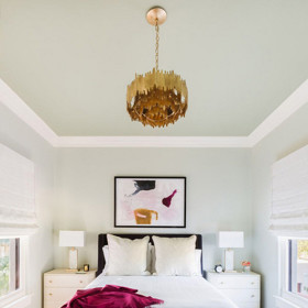 2. Udržujte ložnici tonální. Používejte co možná nejméně barev. Preferujte neutrální odstíny (jsou uklidňující) a na zpestření přidejte třeba pár červených prvků (vnesou do ložnice vášeň).