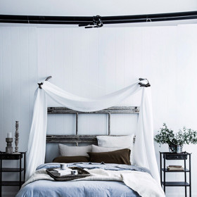 5. Naučte se vytvářet vrstvy. Tato ložnice evokuje zen, přestože není zrovna minimalistická. Jsou zde ale textilie různých druhů, díky čemuž působí příjemně a hřejivě.