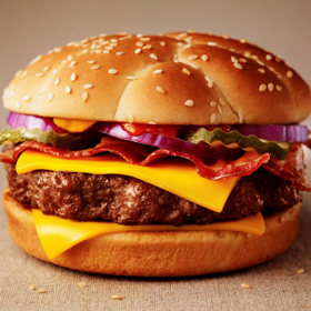 4. Co stihnete za jednu vteřinu? Mrknout? Otevřít pivo? Kopnout do míče? McDonald’s za sekundu prodá 75 hamburgerů.