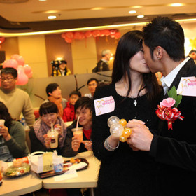 6. Plánujete svatební obřad a nemůžete se nabažit šťavnatých cheeseburgerů? Pak je McDonald’s ideálním svědkem vašeho „ano“. Tuto službu nabízí restaurace v Hong Kongu a v ceně 1 200 dolarů (30 000 korun) jsou pozvánky, prstýnky s miniaturními balónky, kytice pro nevěstu a vlastní svatební koordinátor.