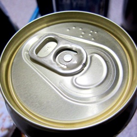 4. Nápoje v plechovkách pro slepce (jméno nápoje je na plechovce uvedeno i Braillovým písmem).