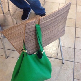 5. Židle, na které si můžete pověsit tašku a nesklouzne vám dolů.