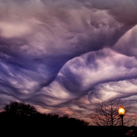 3. Rozbouřené moře. To na obrázku ale představují vzácné mraky zvané undulatus asperatus.
