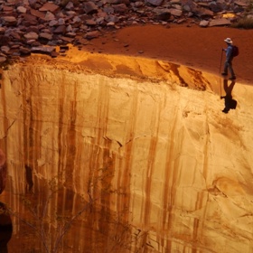 5. Procházka po hraně útesu. Skutečnost je taková, že dotyčný člověk kráčí po břehu řeky protékající Glen Canyonem.