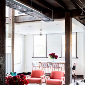 Pro snílky. Spojovníkem tohoto interiéru je jemnost. Pastelové barvy, vzdušné materiály a dostatek světla navodí pocit, že gravitace přestala fungovat. Ostatně tak to mají snílci rádi.