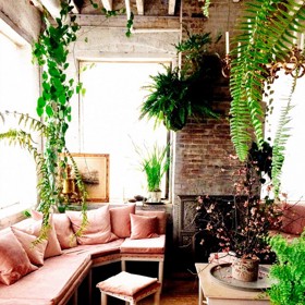 4. Pro bioložky. Anebo milovnice přírody. Jejím nedostatkem v obklopení dřeva, kamene a květin trpět nebudou. Dominantu tvoří starorůžová pohovka a taburety - na srozuměnou, že pánem těchto prostor je žena.