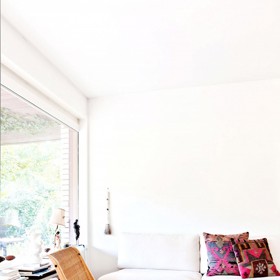 5. Pro domorodkyně. Nebo milovnice vzorů, abychom se drželi místní terminologie. Geometricky ošetřené, bohatě zdobené polštáře a koberec úplně postačí, pokud potřebujete rozveselit ložnici. A díky růžovým prvkům vypadají tyto bytové doplňky moderně.