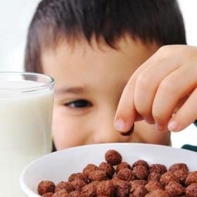 Zalité mlékem představují světlý bod našeho rána.