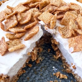 A teď si zkuste své oblíbené snídaňové cereálie představit na vysokém čokoládovém cheesecaku...