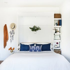 4. V malém bytě můžete uplatnit svou kreativitu při tvorbě rafinovaných úložných prostor.