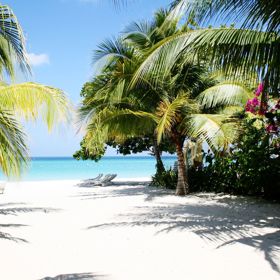 5. Negril (Jamajka). Nekonečné pláže, minerální pramen Blue Hole, výtečné restaurace... co víc si přát.