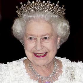 Britská královna nejenže nepoužívá příjmení, ale nemá ani pas!