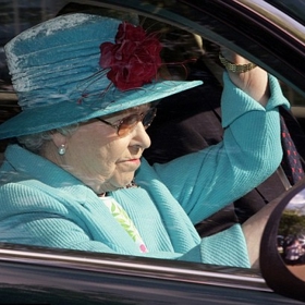 Britská královna nepotřebuje ani řidičský průkaz. Alžběta II. nicméně stále má ten, který obdržela v roce 1945.