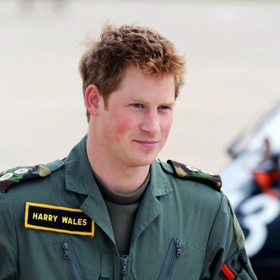 I pokud nějaká instituce (například škola) příjmení vyžaduje, členové britské královské rodiny mají na výběr z řady variant. Když Harry a William sloužili v armádě, zvolili „Wales“.