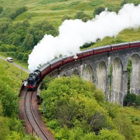 Mašinky najdeme pochopitelně i v pohádkách. Chcete-li se do jedné vydat a vyzkoušet si cestu Harryho Pottera do Bradavic vedoucí přes známý viadukt, vydejte se do západního Skotska na vrchol Loch Siel.