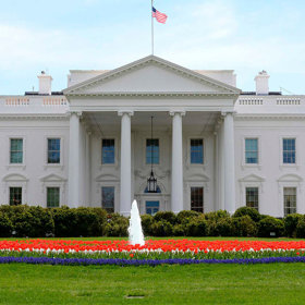 1. Nový prezident je odpovědný za přesun všech svých věcí. Musí si tedy sám zajistit stěhováky a tak dále.  Vláda mu účet proplatí, ale až později.