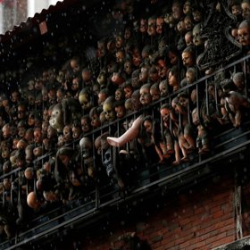 14. Panenky na balkoně (instalace umělce Etanise Gonzaleze v Caracasu).