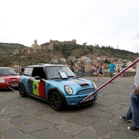 17. Guram Ustiashvili táhne zuby čtyři automobily ve snaze překonat světový rekord. Snímek vznikl v Tbilisi (Gruzie).