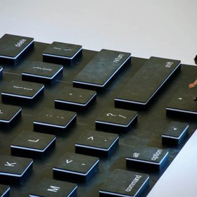 18. Dítě leze po obří počítačové klávesnici, která byla v rámci jisté propagační akce nainstalována v pekingském obchodním centru.