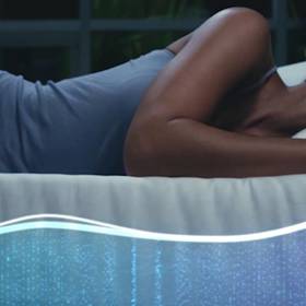 ...sama se přizpůsobí vašemu ležícímu tělu...