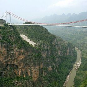 3. Most přes S’-tu-che (Čína). Nejvyšší most na světě. Maximální výška mostovky nad dnem údolí činí 496 až 550 metrů (v závislosti na tom, z jakých vycházíte informací).