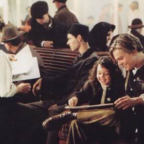 „Moje úplně první scéna byla, když jsme s Leonardem DiCapriem seděli a kreslili si do jeho skicáku.  A on uviděl Rose a pak přišel můj táta a říká ,dobrá, řekni ahoj strýčku Jackovi‘, takže mohl jít za ní.“