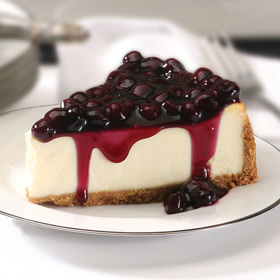 1. Cheesecake. Krémový dezert s dokonale vyváženou sladkostí se nezrodil v newyorských ulicích, jak mnoho lidí věří. Ale v Řecku! Místní lidé ho zbožňovali. Po dobytí Řecka Římany připadl tradiční recept Římanům. Malé cheesecaky se dokonce podávaly atletům během prvních olympijských her v roce 776 před Kristem.