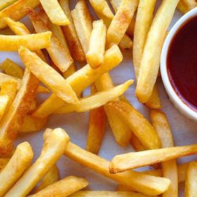 4. Francouzské hranolky. Že jsou otázky na jejich původ podobné jako ptát se, jak dlouho trvala třicetiletá válka? Ani omylem. Smažené bramborové hranolky měli tu čest poprvé okusit Belgičané. I s majonézou. Šťastlivci, ti Belgičané.