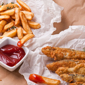 Hranolky měly původně nahradit rybu. Když udeřily mrazy a řeky zamrzly, francouzské/belgické hospodyňky (záleží, jaké verzi příběhu věříte) začaly připravovat brambory na oleji jako náhradu. Současně se Británie seznamovala se smaženou rybou, kterou do ní dovezli uprchlíci z Portugalska a Španělska.