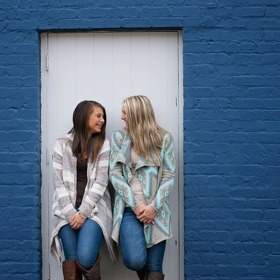 1. Nebuďte bručoun. Zkuste se nadchnout a povzbuďte svoje blízké. „Zkuste vytvořit převahu pozitivních reakcí nad těmi negativními ve svých vztazích,“ radí certifikovaný sociální poradce Carl Sheperis z Univerzity ve Phoenixu. Hledejte v lidech to dobré a zaměřte se na to.