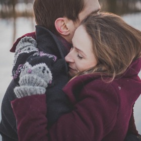 2. Ukažte, že umíte milovat. I když si nepotrpíte na doteky a emoce, projevte svým nejbližším, jak moc je máte rádi. Můžete o vzájemných sympatiích vědět, ale občasné projevení citů vztah jenom posílí.