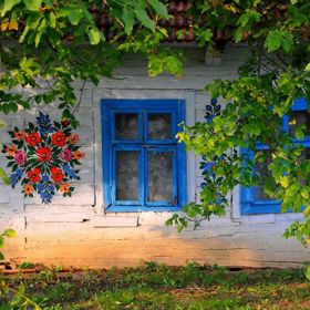 Tato polská vesnička je kompletně oděná do barevných květin.