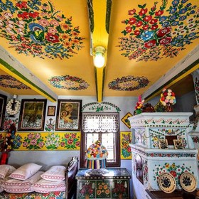 Namísto bílení zvolil důvtipnější řešení – přemaloval ji barevnou květinou.