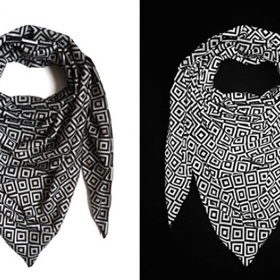 Simsalabim! Tento šátek při focení bleskem nechá zmizet každého, kdo ho má omotaný kolem krku.