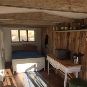 Příbytek je opravdu maličký – jeho rozloha činí 16 metrů čtverečních. Nechybí v něm ale nic, co potřebuje obyčejný smrtelník k životu.