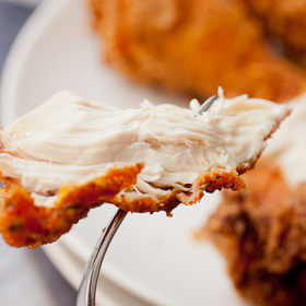 Fastfoodový řetězec KFC si svou popularitu vydobyl díky křupavému smaženému kuřeti a miliony lidí ho za tuto pochoutku zbožňuje.