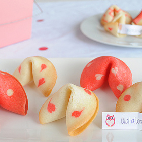 A koláčky štěstí? Nejenže mají specifický tvar, ale obsahují valentýnské přání.