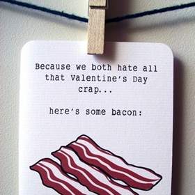 1. Připevněte na lednici vtipný vzkaz a nechte pod ním místo, aby mohl partner odpovědět. Holdujete-li černému humoru, nebojte se odvázat.