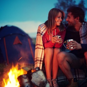 3. Vydejte se spolu na pěší túru. Popovídáte si, jako dlouho ne. To je ten hezčí obrázek. V opačném případě se alespoň můžete popichovat, kdo funí do kopce víc.