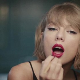 4. Zanechte polibky od rtěnky na zrcadle a přidejte k tomu vtipnou poznámku. Něco ve smyslu „pro Tebe na Valentýna – prý jsi dlouho po sobě neumyl zrcadlo“.