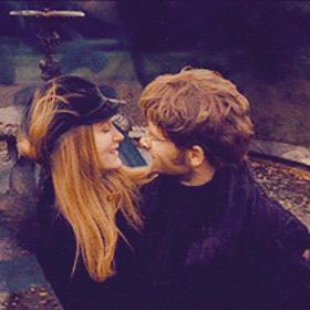 Přestože sepsala sedm dílů o stovkách stránek, nedala J. K. Rowling, autorka ságy o Harrym Potterovi, moc prostoru jeho rodičům.