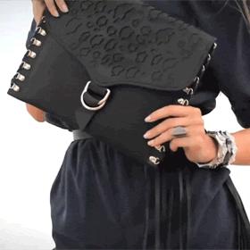 2. Kupte si dárek. Sebeláska není nic špatného. Zvlášť ne na Valentýna. Jděte a kupte si kabelku, kolem které kroužíte už několikátý den. Zasloužíte si ji.