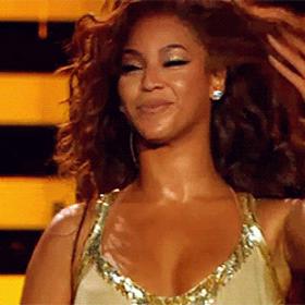 4. Jděte ven. Na jednu stranu budete muset čelit všudypřítomné červeni valentýnských kýčů, na tu druhou zvýšíte šance, že vám kolemjdoucí jeden z nich koupí. Když bude pohledný, je ve finále jedno, že dostanete cetku, nebo ne?